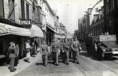 97536 Afbeelding van een groep marcherende Duitse soldaten in de Wittevrouwenstraat te Utrecht.